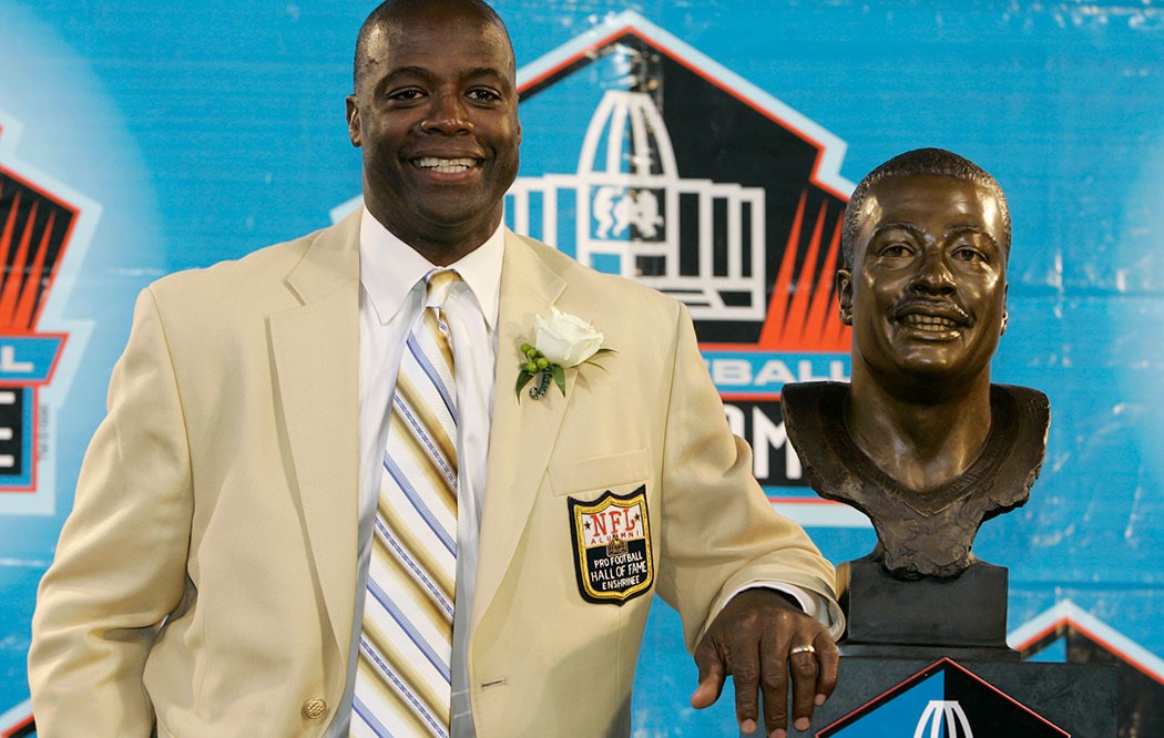 Darrell Green posing at NFL Hall of Fame